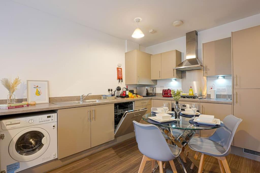 Luxury Campbell Park Apartments In Central Mk With Balcony, Free Parking & Smart Tv With Netflix By Yoko Property Milton Keynes Ngoại thất bức ảnh